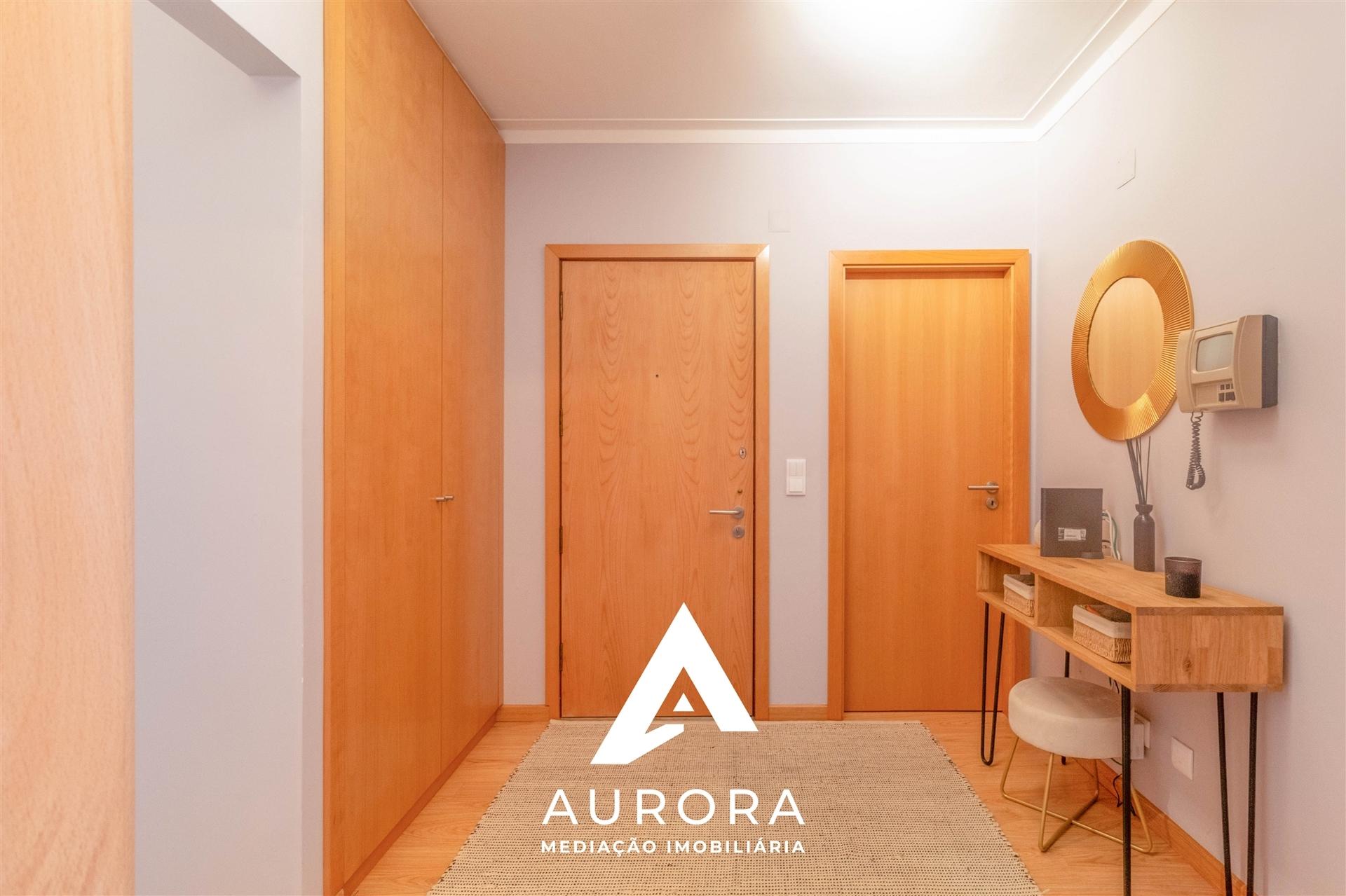 T3 no Centro de Espinho – Último Piso com Garagem, 3 Varandas e Cozinha Nova