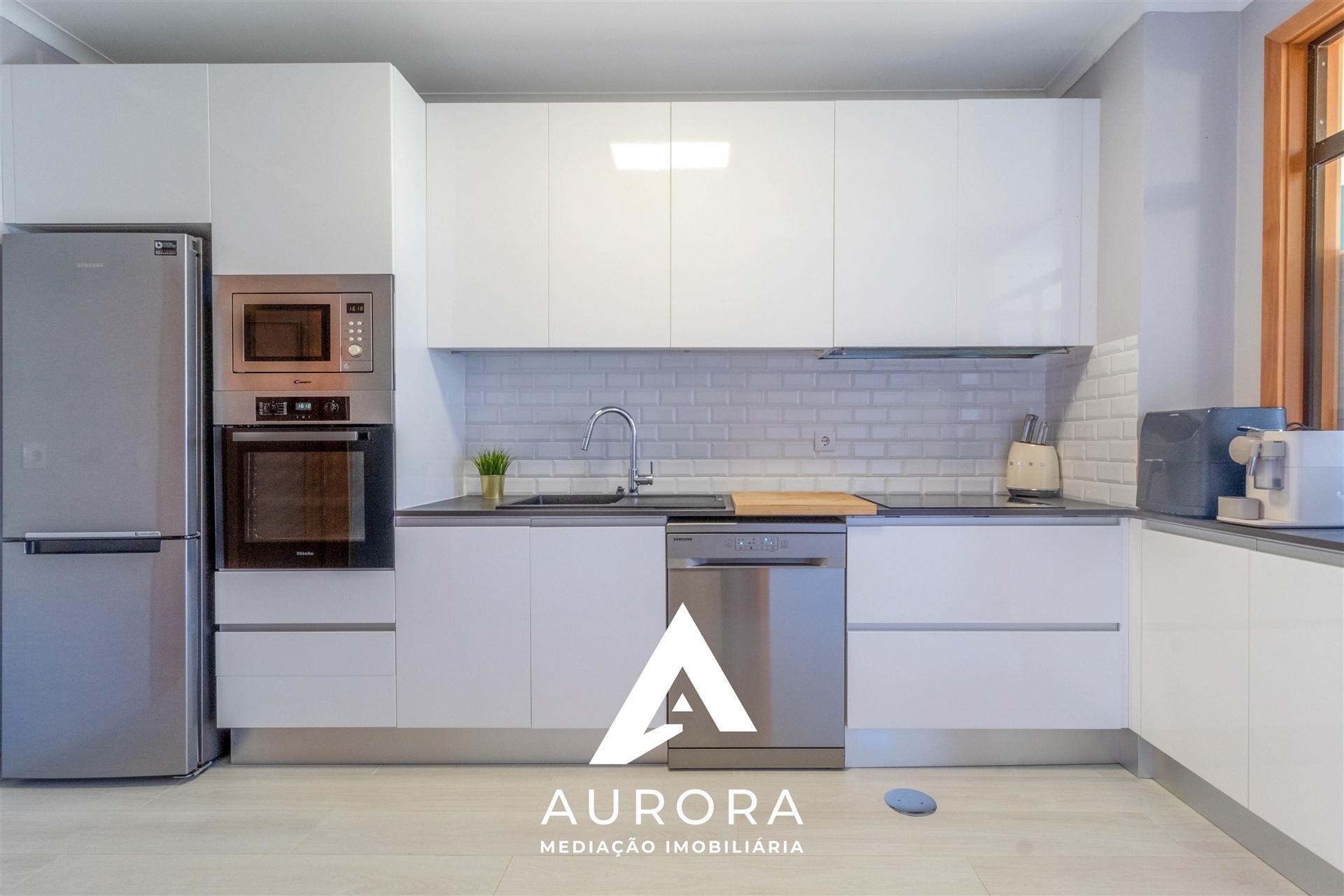 T3 no Centro de Espinho – Último Piso com Garagem, 3 Varandas e Cozinha Nova