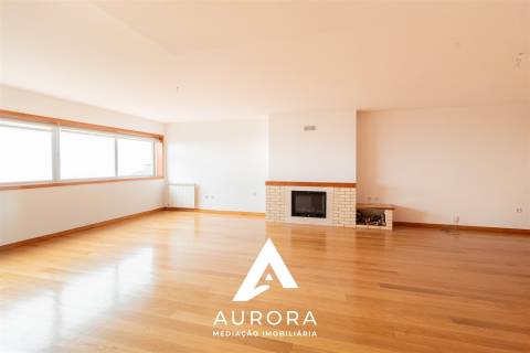 Apartamento T4 Moderno com Vista Mar para Arrendamento | Centro de Espinho