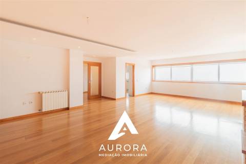Apartamento T4 Moderno com Vista Mar para Arrendamento | Centro de Espinho