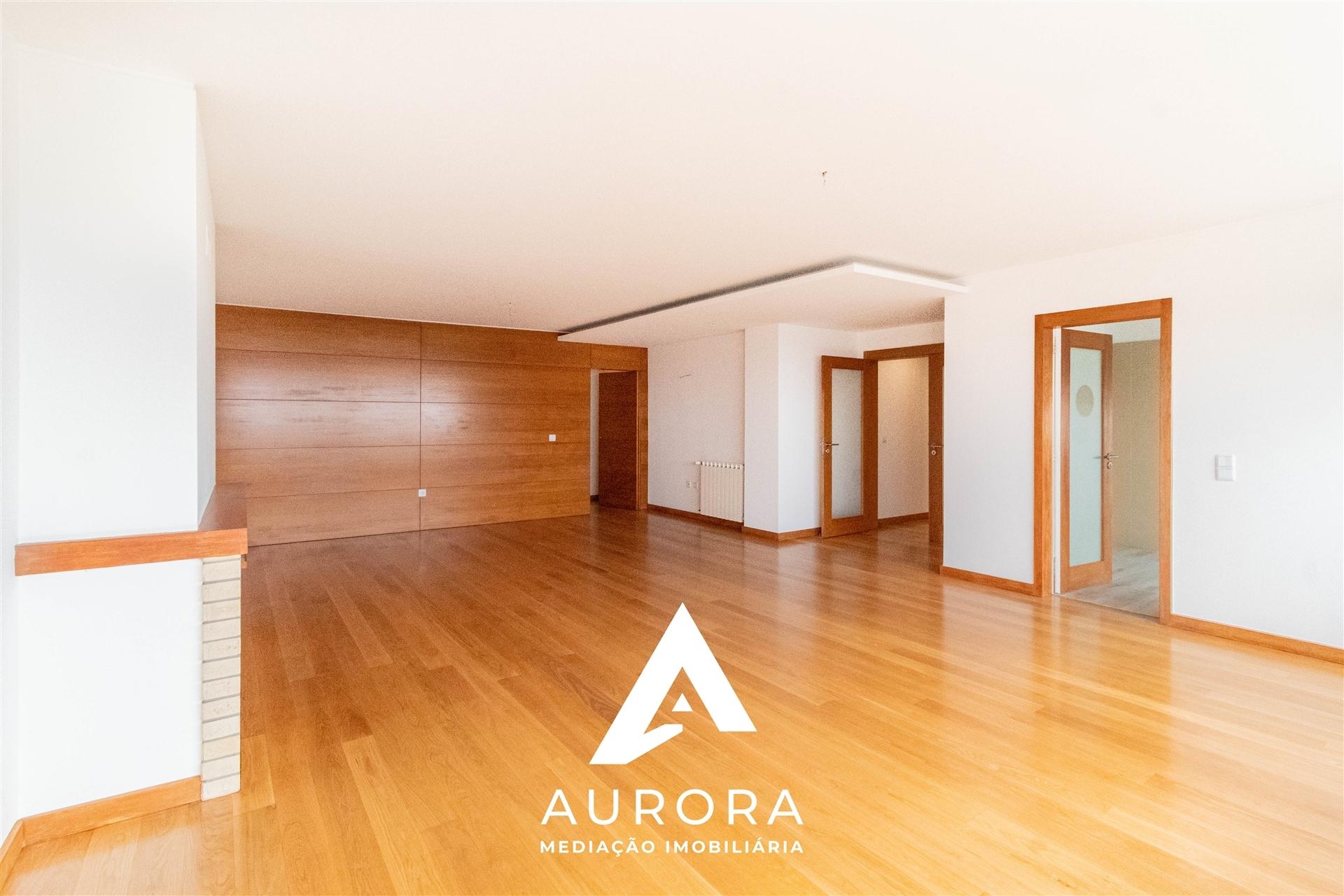 Apartamento T4 Moderno com Vista Mar para Arrendamento | Centro de Espinho