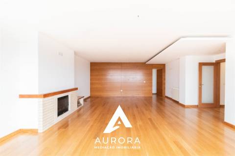 Apartamento T4 Moderno com Vista Mar para Arrendamento | Centro de Espinho