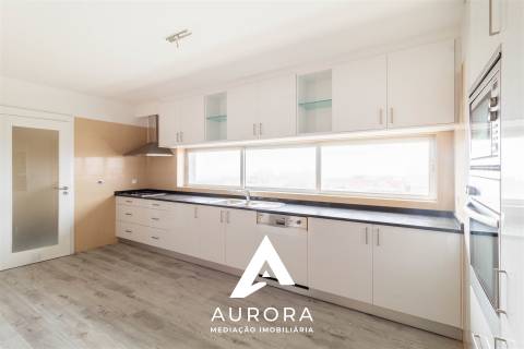 Apartamento T4 Moderno com Vista Mar para Arrendamento | Centro de Espinho