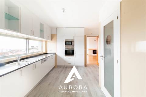 Apartamento T4 Moderno com Vista Mar para Arrendamento | Centro de Espinho