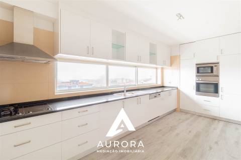 Apartamento T4 Moderno com Vista Mar para Arrendamento | Centro de Espinho