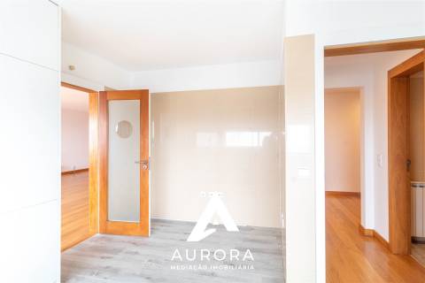 Apartamento T4 Moderno com Vista Mar para Arrendamento | Centro de Espinho