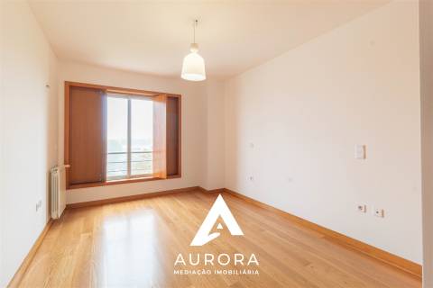 Apartamento T4 Moderno com Vista Mar para Arrendamento | Centro de Espinho