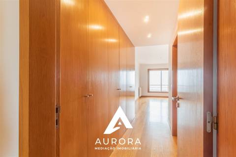 Apartamento T4 Moderno com Vista Mar para Arrendamento | Centro de Espinho