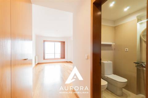 Apartamento T4 Moderno com Vista Mar para Arrendamento | Centro de Espinho