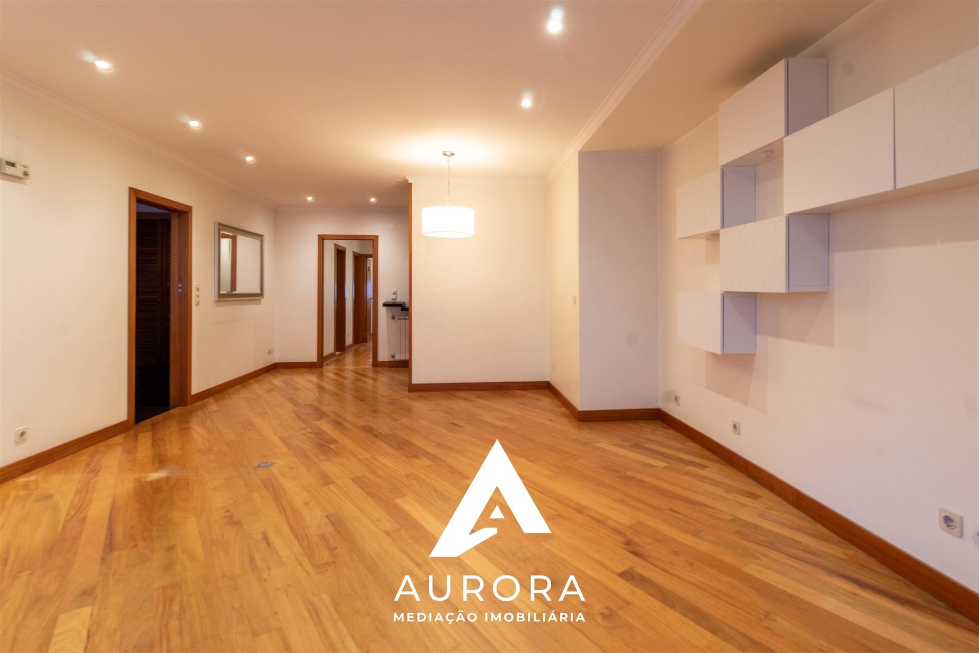 Apartamento T3 150m da praia, varandas e lugar de garagem