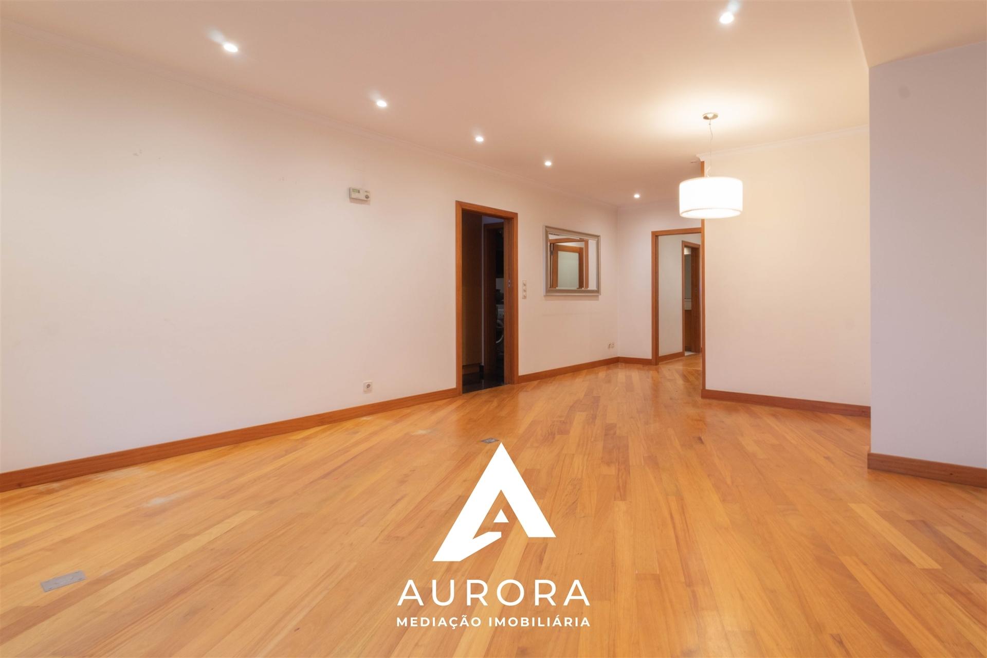 Apartamento T3 150m da praia, varandas e lugar de garagem