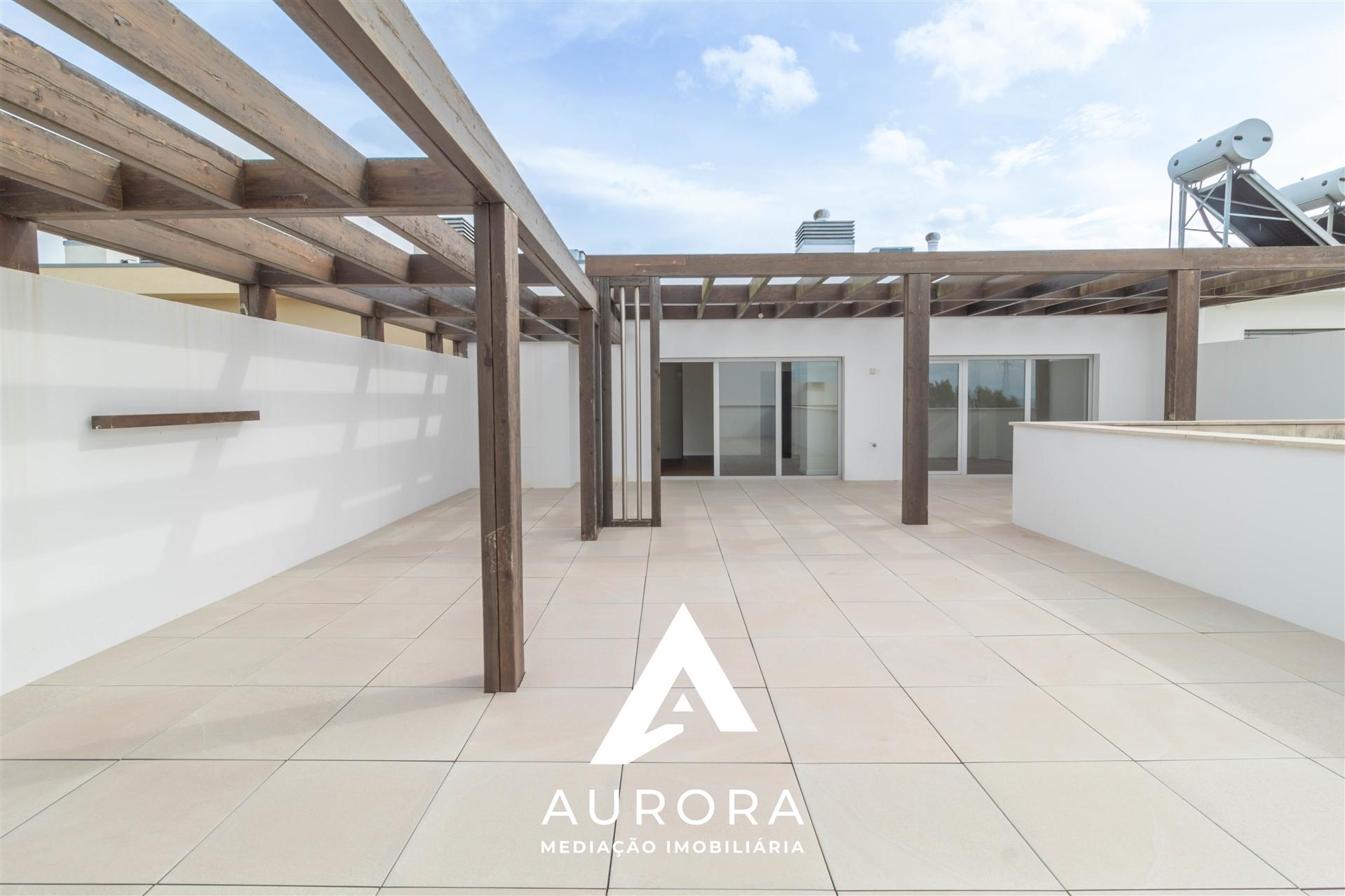 APARTAMENTO T4 DUPLEX TERRAÇO COM 89M2 VISTA MAR