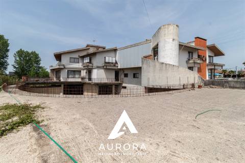 Restaurante Equipado + Moradia + Terreno 2.000m² | 1.680m² de Construção