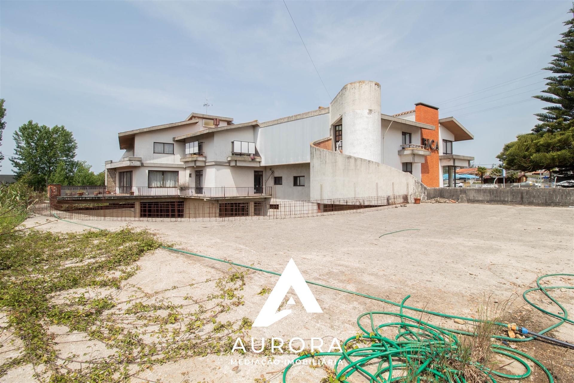 TRESPASSE Restaurante Equipado + Moradia + Terreno 2.000m² | 1.680m² de Construção