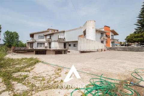 TRESPASSE Restaurante Equipado + Moradia + Terreno 2.000m² | 1.680m² de Construção