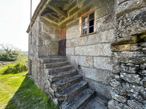 Moradia para restauro em Castro Laboreiro, Viana do Castelo