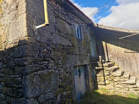 Moradia para restauro em Castro Laboreiro, Viana do Castelo