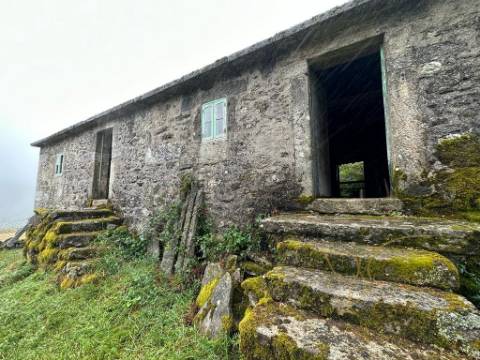 Moradia para restauro em Castro Laboreiro, Viana do Castelo