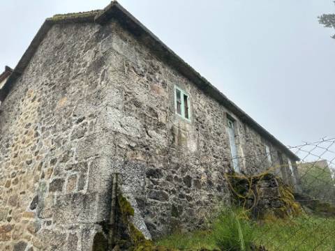 Moradia para restauro em Castro Laboreiro, Viana do Castelo