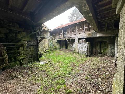 Moradia para restauro em Castro Laboreiro, Viana do Castelo