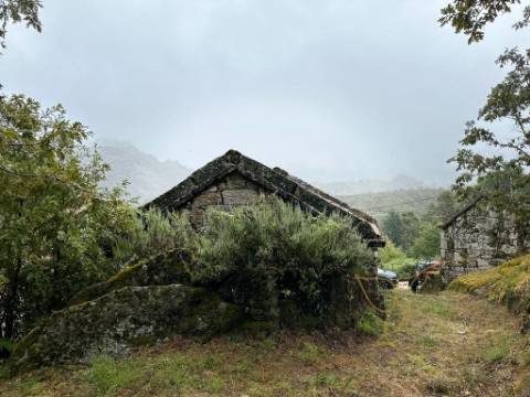 Moradia para restauro em Castro Laboreiro, Viana do Castelo