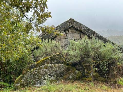 Moradia para restauro em Castro Laboreiro, Viana do Castelo