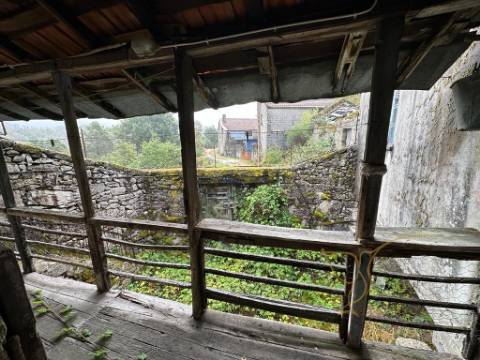 Moradia para restauro em Castro Laboreiro, Viana do Castelo