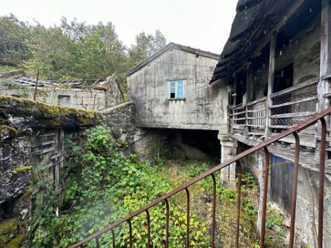Moradia para restauro em Castro Laboreiro, Viana do Castelo