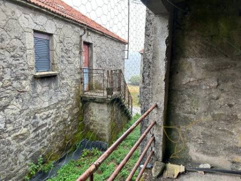 Moradia para restauro em Castro Laboreiro, Viana do Castelo