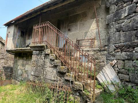 Moradia para restauro em Castro Laboreiro, Viana do Castelo