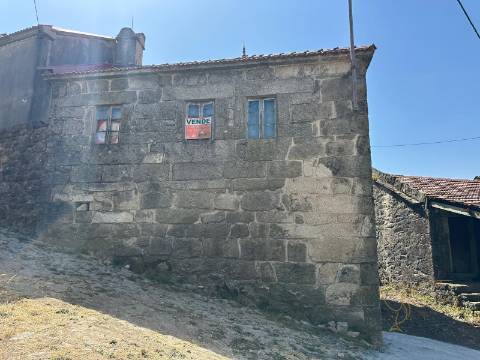 Moradia para restauro em Castro Laboreiro, Viana do Castelo