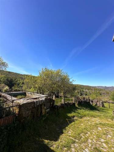 Moradia em restauro em Castro Laboreiro, Viana do Castelo