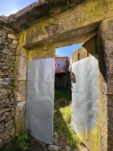 Moradia em restauro em Castro Laboreiro, Viana do Castelo