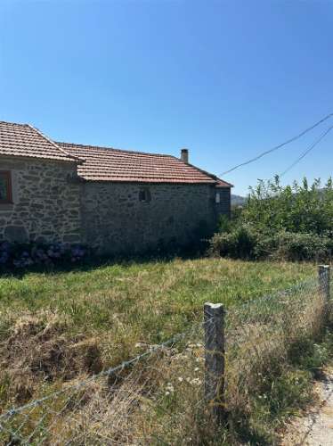 Moradia em restauro em Castro Laboreiro, Viana do Castelo