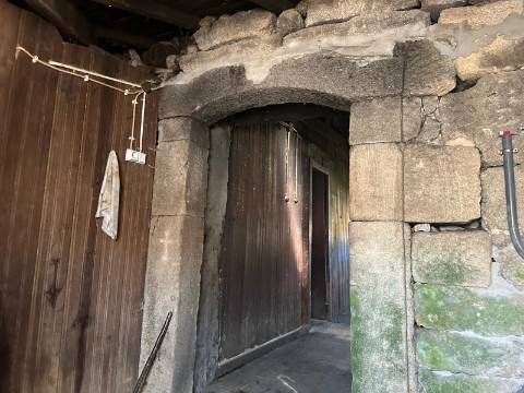 Moradia em restauro em Castro Laboreiro, Viana do Castelo