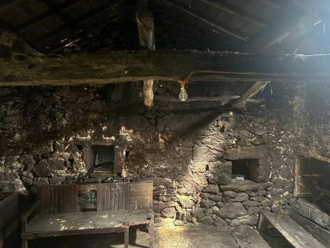 Moradia em restauro em Castro Laboreiro, Viana do Castelo