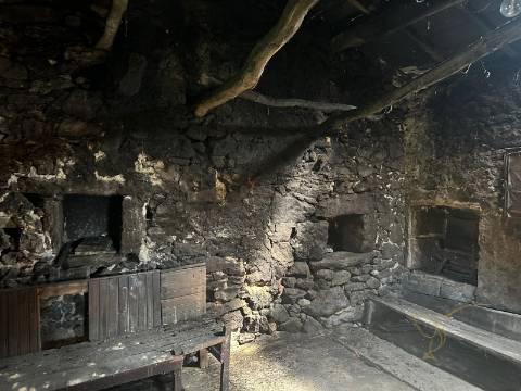 Moradia em restauro em Castro Laboreiro, Viana do Castelo