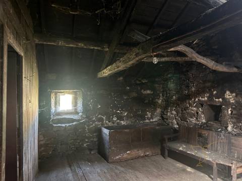 Moradia em restauro em Castro Laboreiro, Viana do Castelo