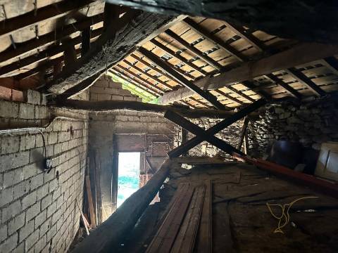 Moradia em restauro em Castro Laboreiro, Viana do Castelo