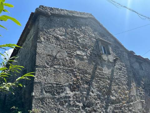 Moradia em restauro em Castro Laboreiro, Viana do Castelo