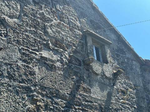 Moradia em restauro em Castro Laboreiro, Viana do Castelo