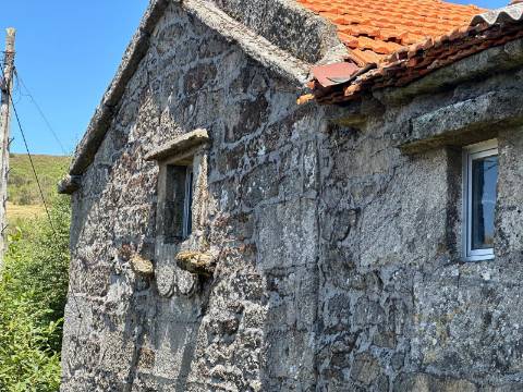 Moradia em restauro em Castro Laboreiro, Viana do Castelo
