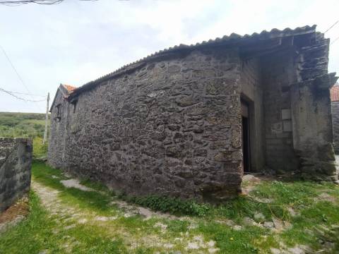Moradia em restauro em Castro Laboreiro, Viana do Castelo