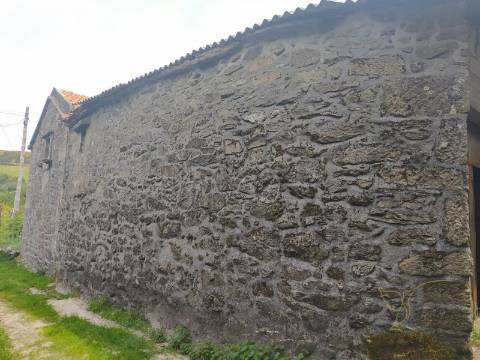 Moradia em restauro em Castro Laboreiro, Viana do Castelo