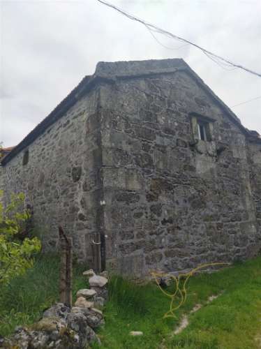 Moradia em restauro em Castro Laboreiro, Viana do Castelo