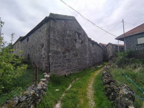 Moradia em restauro em Castro Laboreiro, Viana do Castelo