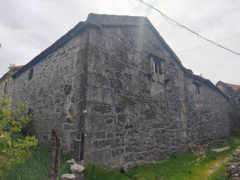 Moradia em restauro em Castro Laboreiro, Viana do Castelo