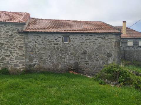Moradia em restauro em Castro Laboreiro, Viana do Castelo