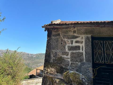 Moradia para restauro em Castro Laboreiro, Viana do Castelo