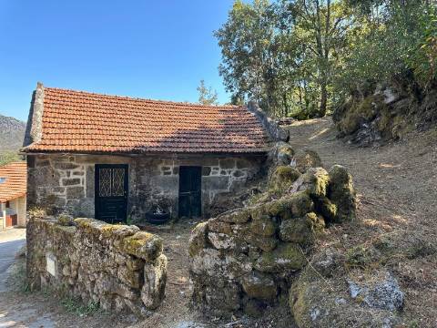 Moradia para restauro em Castro Laboreiro, Viana do Castelo
